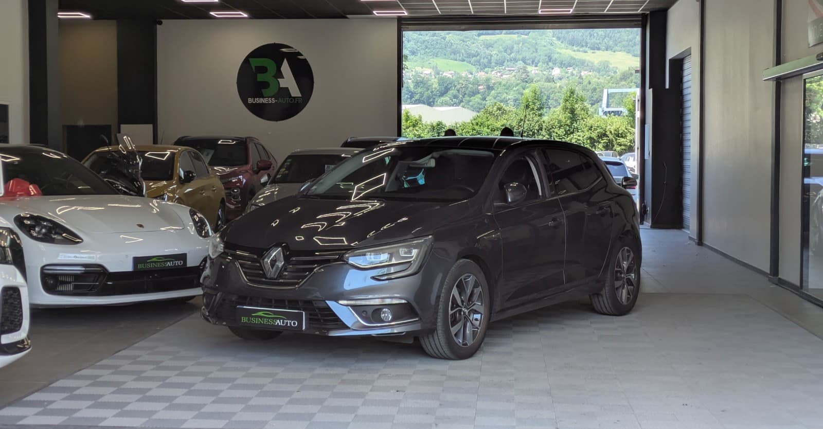 RENAULT MEGANE IV BERLINE TCe 130cv Energy Intens / GPS / Affichage Tete Haute / Multi-Sens